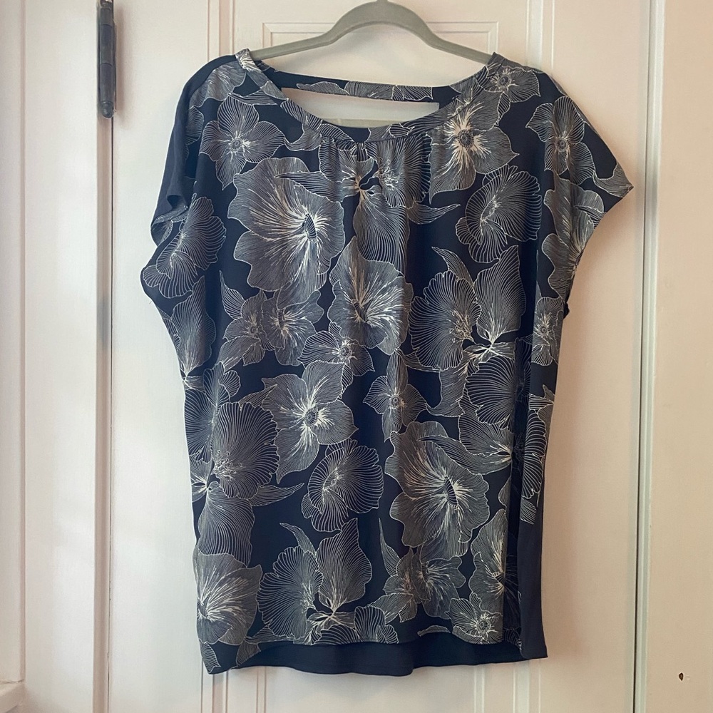 Loft slate gray modern floral bar back tee top blouse mixed media L